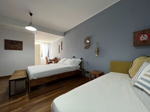 1 bedroom, desk, travel cot, free WiFi - Large deluxe family room with private bathroom and terrace (La Spezia)