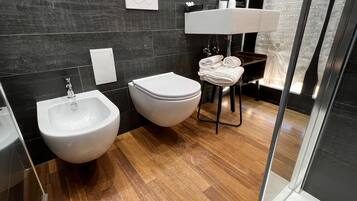 Ducha, artículos de higiene personal ecológicos, secador de pelo y bidé