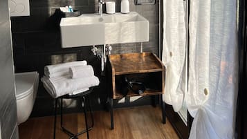 Ducha, artículos de higiene personal ecológicos, secador de pelo y bidé