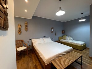 1 bedroom, desk, travel cot, free WiFi - Large deluxe family room with private bathroom and terrace (La Spezia)