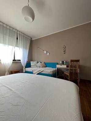 1 dormitorio, escritorio, wifi gratis y ropa de cama