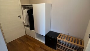 Interior - Large family room with private bathroom (La Spezia)