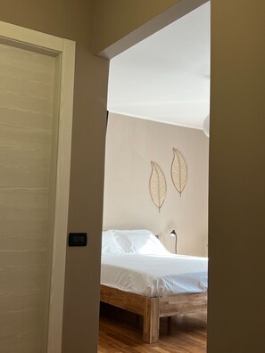 1 bedroom, desk, free WiFi, bed sheets