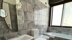 Bathroom - Large family room with private bathroom (La Spezia)