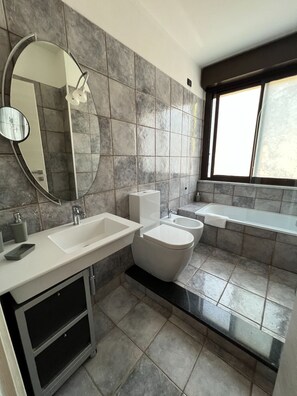 Combined shower/bathtub, eco-friendly toiletries, hair dryer, bidet - Large family room with private bathroom (La Spezia)