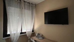 Unclassified image, 2 of 10, button - Double room with en suite bathroom (La Spezia)