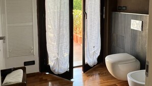 Unclassified image, 4 of 10, button - Double room with en suite bathroom (La Spezia)