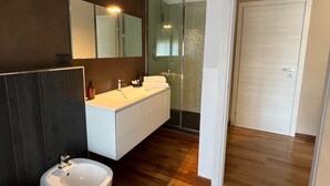 Unclassified image, 3 of 10, button - Double room with en suite bathroom (La Spezia)