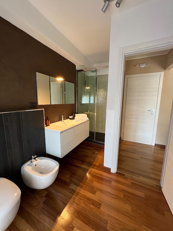 Eco-friendly toiletries, hair dryer, bidet, towels