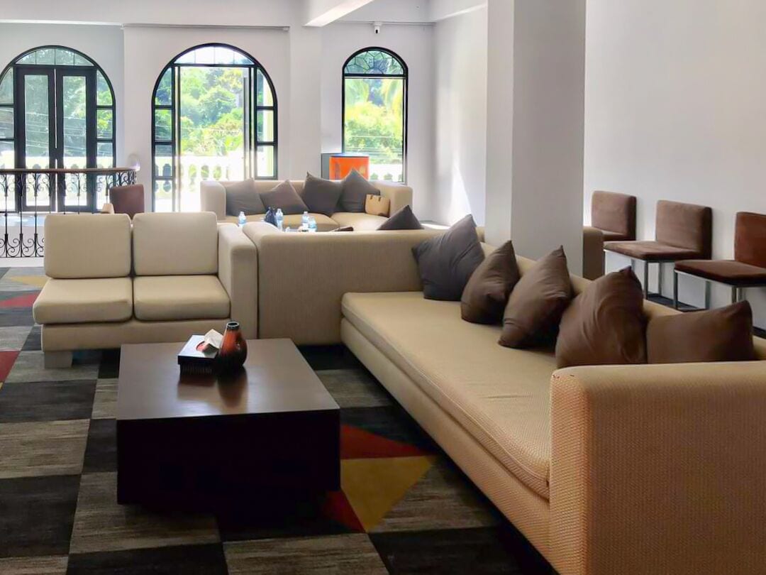 Área de estar no saguão