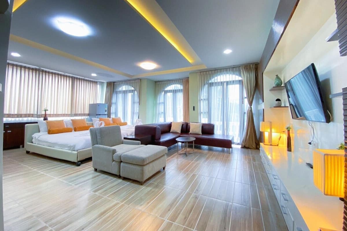 VIP Family Room | Khu vực ăn uống tại phòng