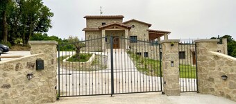 NEW luxurious Villa Podere Vista Verde Tuscany, with 6 boardrooms & Pool