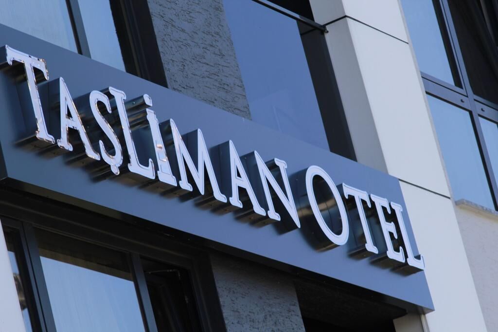 Placa do Hotel Tasliman.