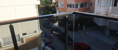 Un edificio residencial de varios pisos, con balcones y vista a la calle.