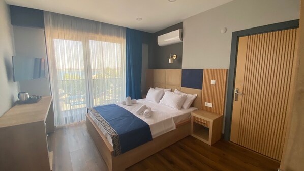 Una habitación de hotel con cama, mesita de noche y armario.