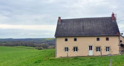 Maison de ferme paisible avec vue sur vallée et terrasse