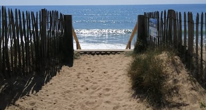 Seafront studio, at the foot of Mouettes beach