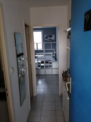 Iron/ironing board, bed sheets