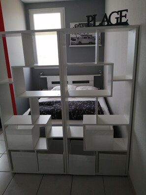 Iron/ironing board, bed sheets