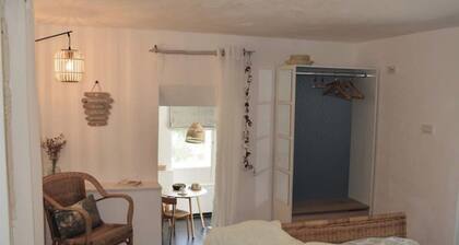 Jolie cocon indépendant dans propriété verdoyante-terrasse/jardin