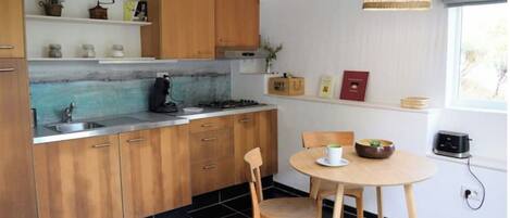 Een koelkast, een microgolfoven, een kookplaat