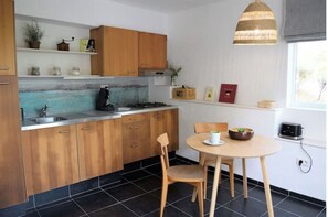 Fridge, microwave, stovetop, coffee/tea maker - Lovely detached cocoon in green property-terrace/garden (Barjols)