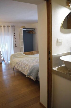 1 habitación, tabla de planchar con plancha, wifi y ropa de cama 