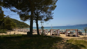 Beach nearby, white sand, 10 beach bars - Skiathos Ira Hotel (Skiathos)