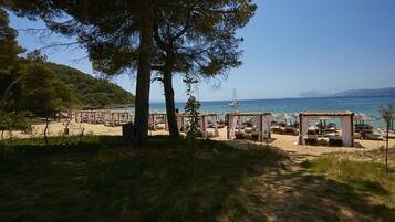 Beach nearby, white sand, 10 beach bars