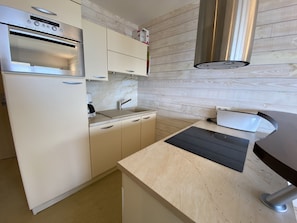 Microwave, stovetop, dishwasher, coffee/tea maker