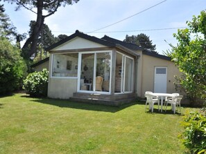 Outdoor dining - Single-storey house with garden, 350m from the beach, WIFI, in Pleumeur-Bodou (Pleumeur-Bodou)