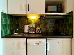 Kühlschrank, Mikrowelle, Ofen, Geschirrspüler