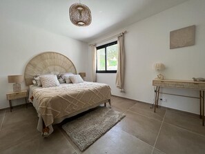 4 chambres, coffre-fort, bureau, fer et planche à repasser