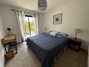 4 habitaciones, caja de seguridad en la habitación y escritorio 