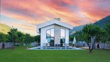 Egyptian cotton sheets, premium bedding, minibar, in-room safe