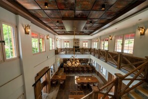 3 restoran dengan sajian hidangan lokal dan internasional