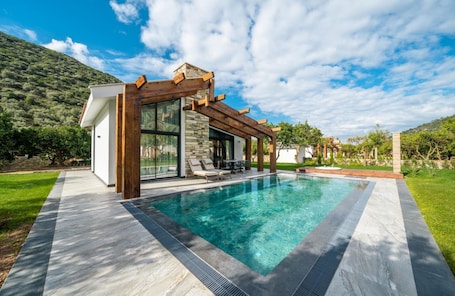 Sábanas de algodón egipcio, ropa de cama de alta calidad y minibar . Batıhan Vadi Hotel