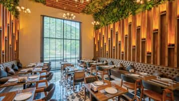 3 restaurants; ze serveren er ontbijt, lunch, diner en brunch