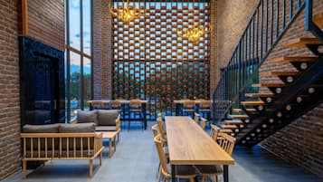 3 restaurantes, se sirve desayuno, cocina local e internacional