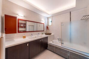 Combined shower/bathtub, bidet