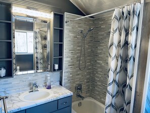 Ensemble douche/baignoire, sèche-cheveux, bidet, serviettes fournies