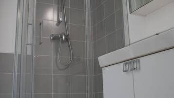 Dusche, Haartrockner, Bidet, Handtücher