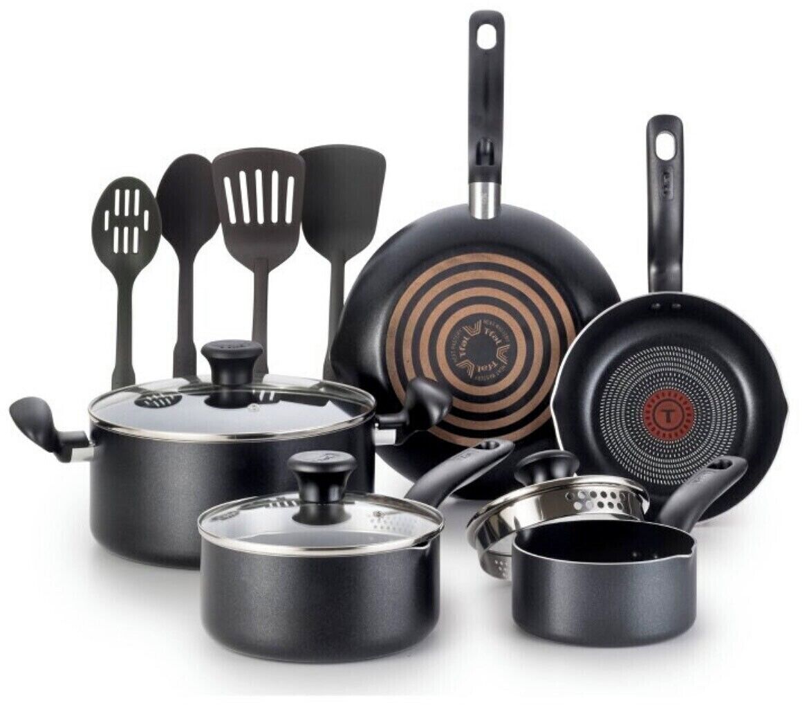 Een verzameling zwarte keukenaccessoires en kookgerei, waaronder een koekenpan, spatels en pannen.