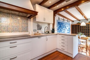 Een koelkast, een magnetron, een oven, een kookplaat