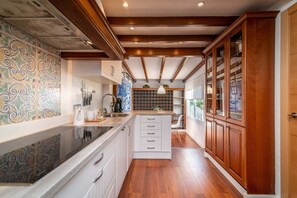 ثلاجة، ميكروويف، فرن، موقد طهي مسطح