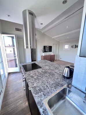 Een koelkast, een oven, een kookplaat, een vaatwasser