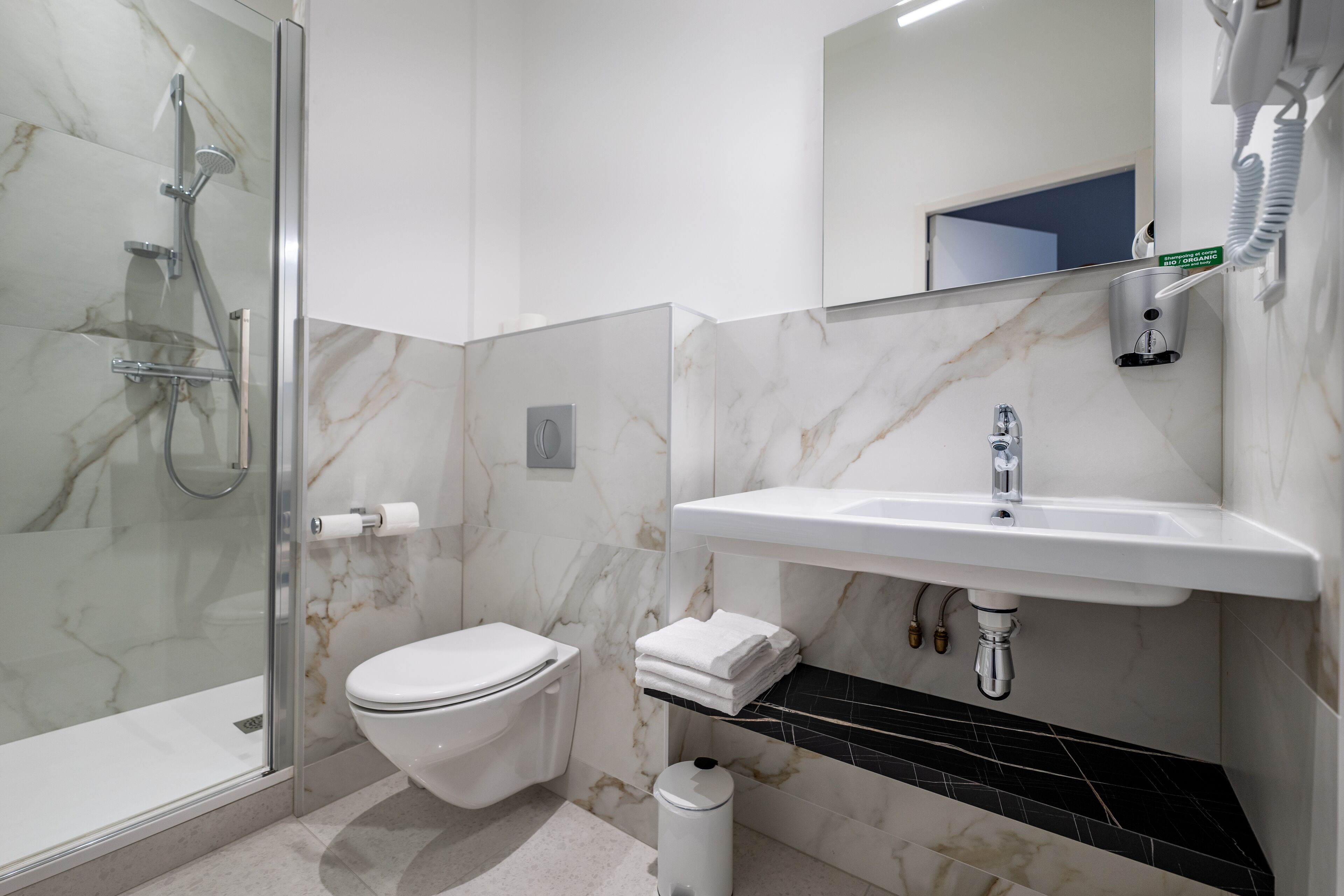 Douche, douche hydromassante, articles de toilette gratuits
