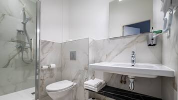 Douche, douche hydromassante, articles de toilette gratuits