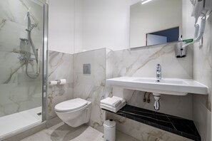 Shower, hydromassage showerhead, free toiletries, hair dryer - Corner Set (Cholet)