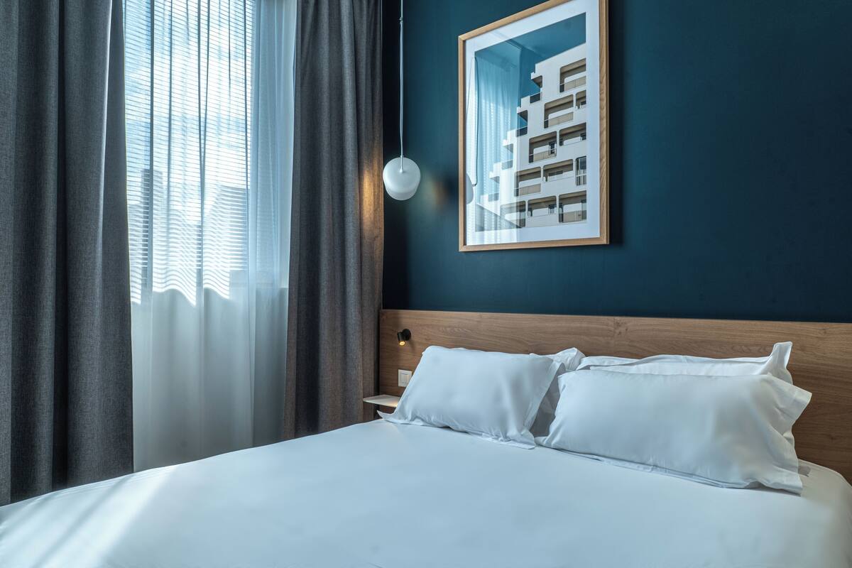 Chambre Double (1) | 高档床上用品、记忆海绵床垫、遮  光窗帘、隔音